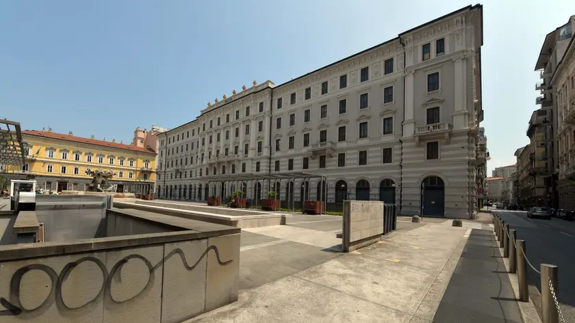 Il palazzo ex Ferrovie in piazza Vittorio Veneto (Bruni)