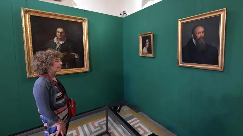 La mostra allestita con i quattro dipinti (Bruni)
