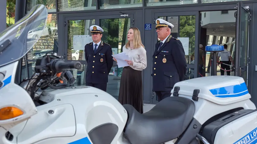 La conferenza stampa sull’attività della Polizia Locale: da sinistra il vice comandante Paolo Jerman, l’assessore Caterina de Gavardo e il comandante Walter Milocchi. (Silvano)