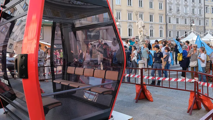 Il prototipo della cabina Leitner in piazza della Borsa (Silvano)