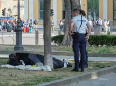 Alcuni bivacchi di migranti in piazza della Libertà (Silvano)