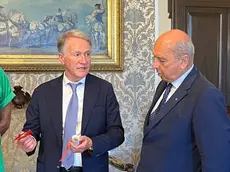 Il tecnico della Triestina Attilio Tesser premiato dal sindaco Roberto Dipiazza