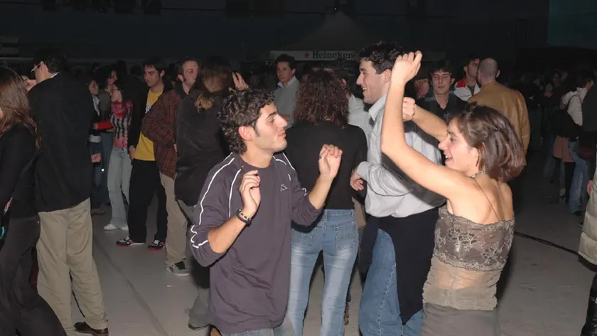 Scene ormai sbiadite di movida a Gorizia con i bar che proponevano musica Immagini d’archivio
