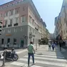 Via San Nicolò all’altezza della banca dove è andata in scena la tentata truffa Foto Francesco Bruni