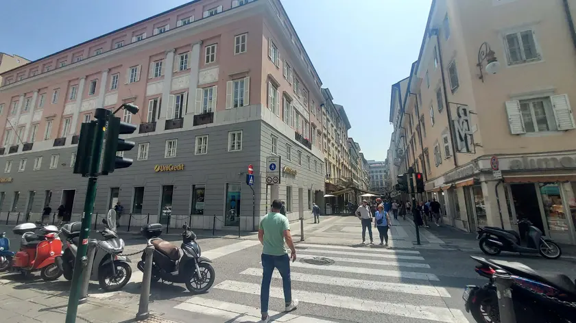 Via San Nicolò all’altezza della banca dove è andata in scena la tentata truffa Foto Francesco Bruni