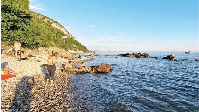 Uno scorcio della spiaggia libera che si trova nell'area di Canovella degli Zoppoli