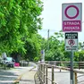 La strada di Canovella degli Zoppoli con i cartelli di divieto anche di inversione di marcia. Fotoservizio Massimo Silvano