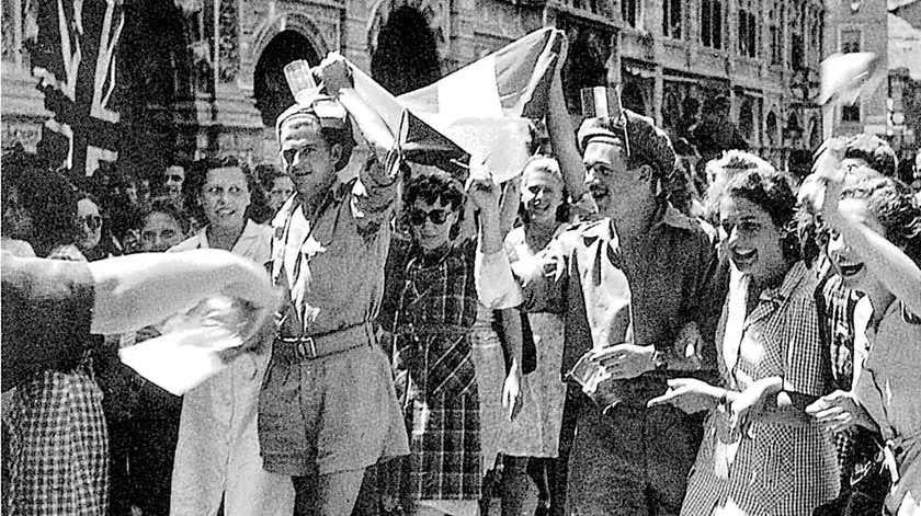 Un'immagine festosa scattata in piazza Unità a Trieste proprio il 12 giugno del 1945