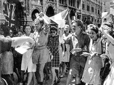 Un'immagine festosa scattata in piazza Unità a Trieste proprio il 12 giugno del 1945
