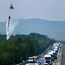 L'elicottero in azione, i Vigili del fuoco sul lato della carreggiata e le auto in coda sul Raccordo autostradale triestino Fotoservizio Massimo Silvano