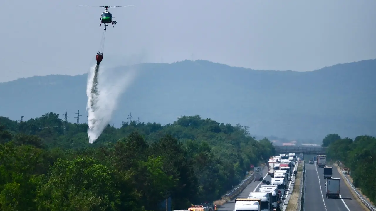 L'elicottero in azione, i Vigili del fuoco sul lato della carreggiata e le auto in coda sul Raccordo autostradale triestino Fotoservizio Massimo Silvano