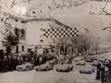 La prima edizione del «Circuito Santa Gorizia» il 25 aprile 1954 e registrò 32 iscritti (nella foto esposta al bar Alle Ali alcune auto schierate sulla griglia di partenza).