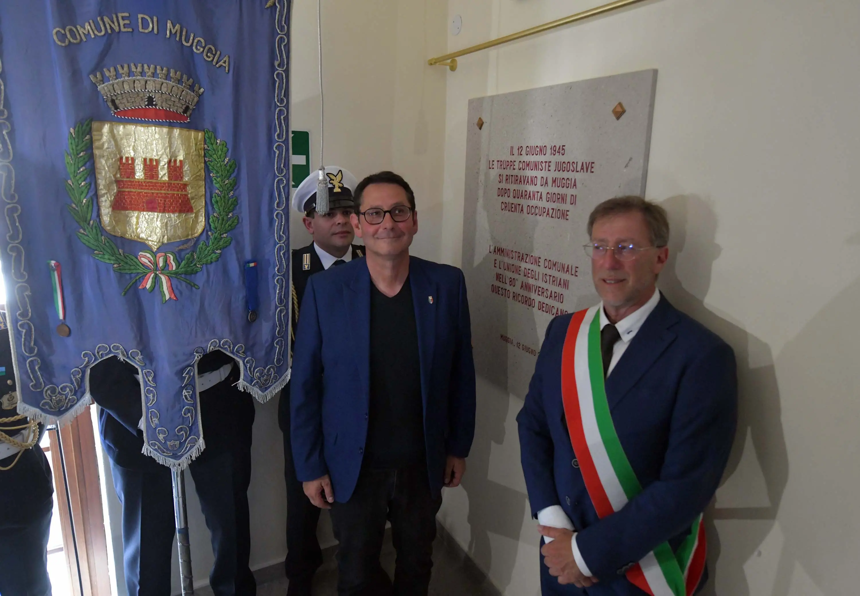 Lacota assieme al sindaco Polidori davanti alla targa di Muggia