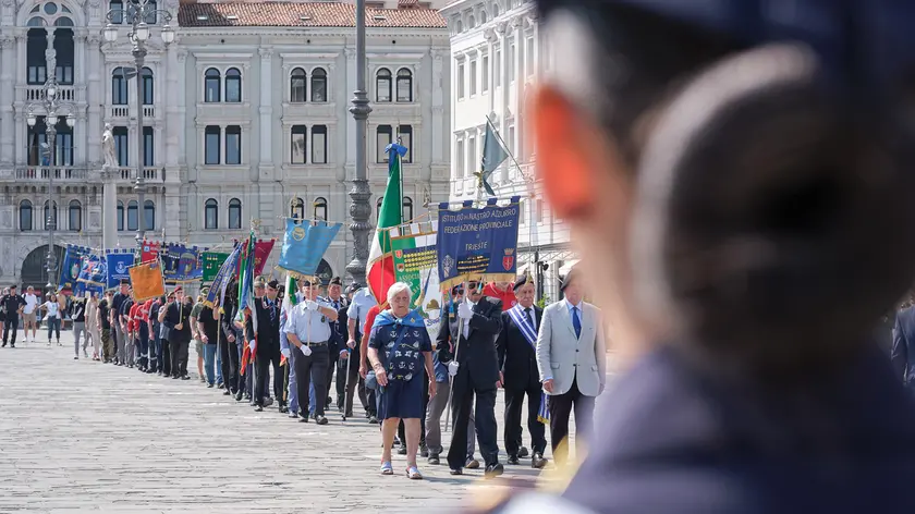 La cerimonia in piazza Unità alla presenza delle istituzioni e delle associazioni patriottiche Foto Massimo Silvano