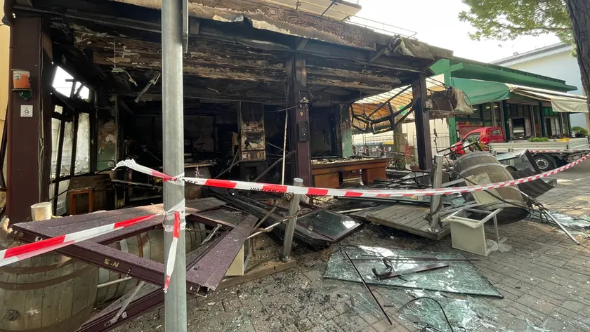 Incendio in via Levantina a Jesolo: 10 intossicati, evacuati 20 lavoratori