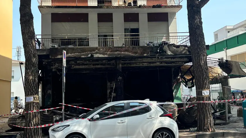 La trattoria Bea Storia il giorno dopo l'incendio (foto Bortoluzzi)