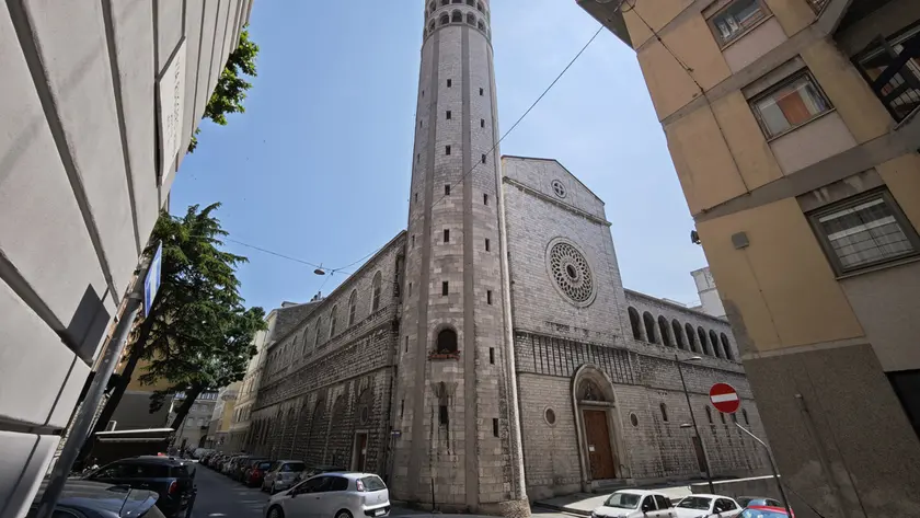 La chiesa di via Sant’Anastasio e la chiesa, con il suo inconfondibile campanile cilindrico (Lasorte)