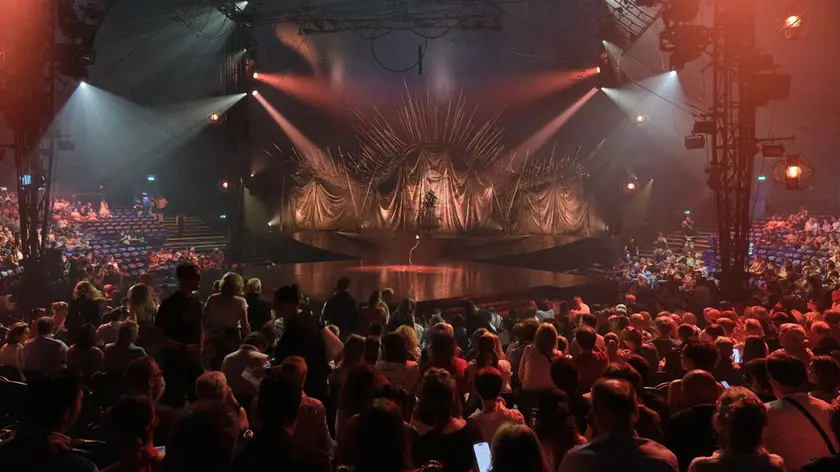 Dentro il tendone del Cirque du Soleil in attesa dello spettacolo (Silvano)