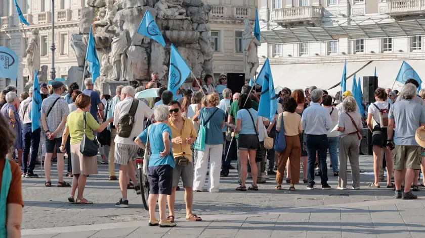 La protesta dei No Ovoia in piazza Unità (Lasorte)