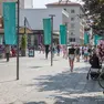 Turisti e residenti a passeggio in una delle piazze principali della città di Nova Gorica. Foto Tibaldo