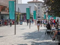 Turisti e residenti a passeggio in una delle piazze principali della città di Nova Gorica. Foto Tibaldo
