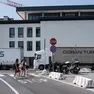 Tir in sosta davanti all’ingresso della sede di Esatto in via Giulio Cesare anche sulle strisce pedonali. Foto Massimo Silvano