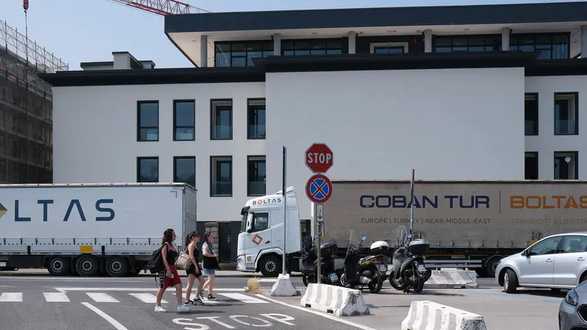 Tir in sosta davanti all’ingresso della sede di Esatto in via Giulio Cesare anche sulle strisce pedonali. Foto Massimo Silvano