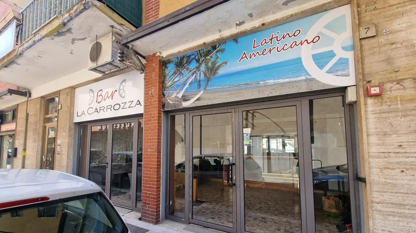 La vecchia insegna del bar “La Carrozza”: ora per il locale sta nascendo una nuova gestione. Foto Katia Bonaventura