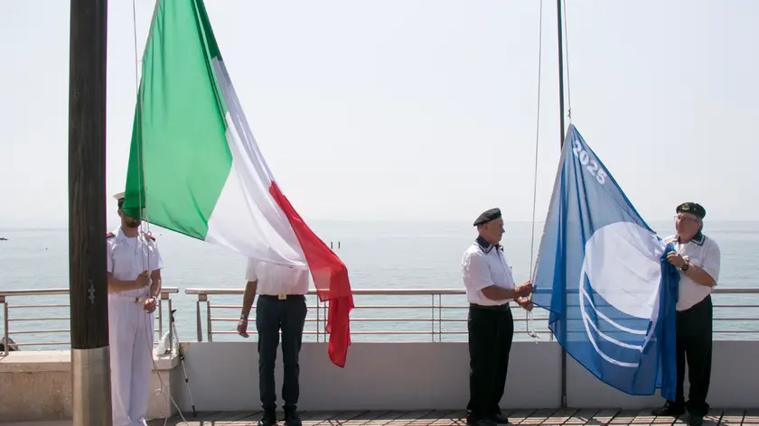 Il doppio alzabandiera con il tricolore. Foto Bonaventura