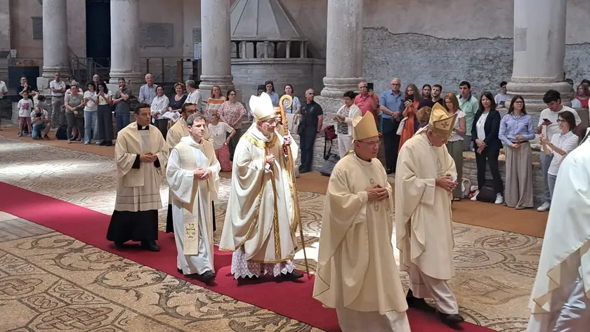 L'ingresso del cardinale Parolin in basilica ad Aquileia