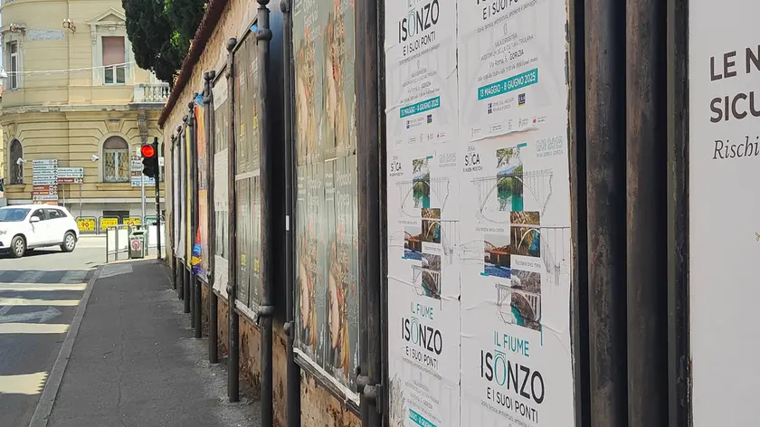 Pubbliche affissioni in via Duca d’Aosta a Gorizia