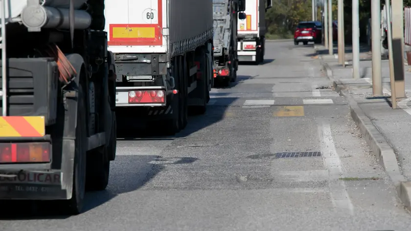 Tir in transito in via Timavo (Bonaventura)