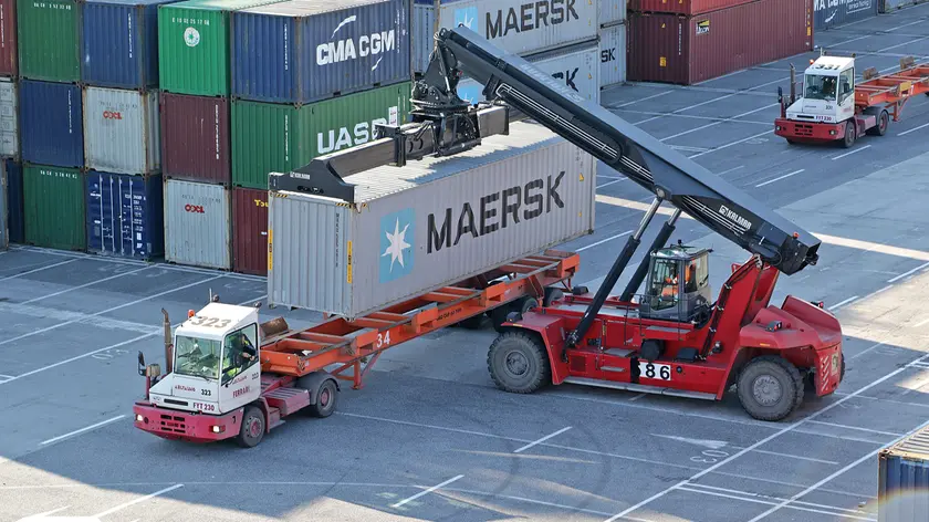 Alcuni container nel porto di Trieste (Lasorte)
