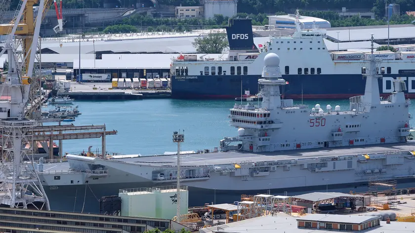La portaerei della Marina militare italiana “Cavour” all’Arsenale di Trieste Foto Massimo Silvano