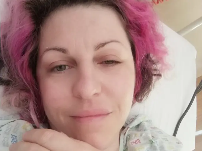 Cristina Tronchin nel selfie pubblicato sui social subito dopo l'operazione di asportazione di utero e tube