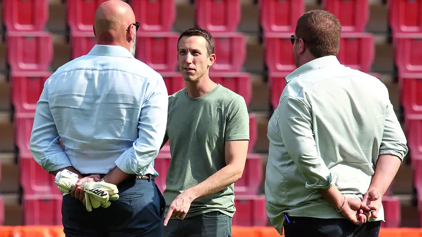 Il presidente della Triestina Ben Rosenzweig parla con l’ad Sebastiano Stella e con Alex Menta