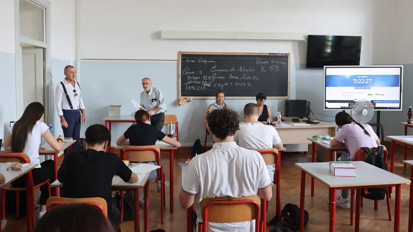 La prova scritta di italiano all’esame di maturità al Da Vinci-Sandrinelli dello scorso anno Foto Lasorte