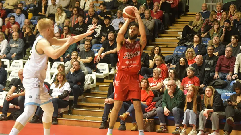 Denzel Valentine al tiro nel match contro Cremona (Bruni)