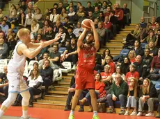 Denzel Valentine al tiro nel match contro Cremona (Bruni)