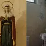 A sinistra la statua rubata; a destra il muro vuoto