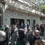 La folla radunatasi in viale Gessi per salutare la conclusione dei lavori per il cinema Ariston. Foto Lasorte
