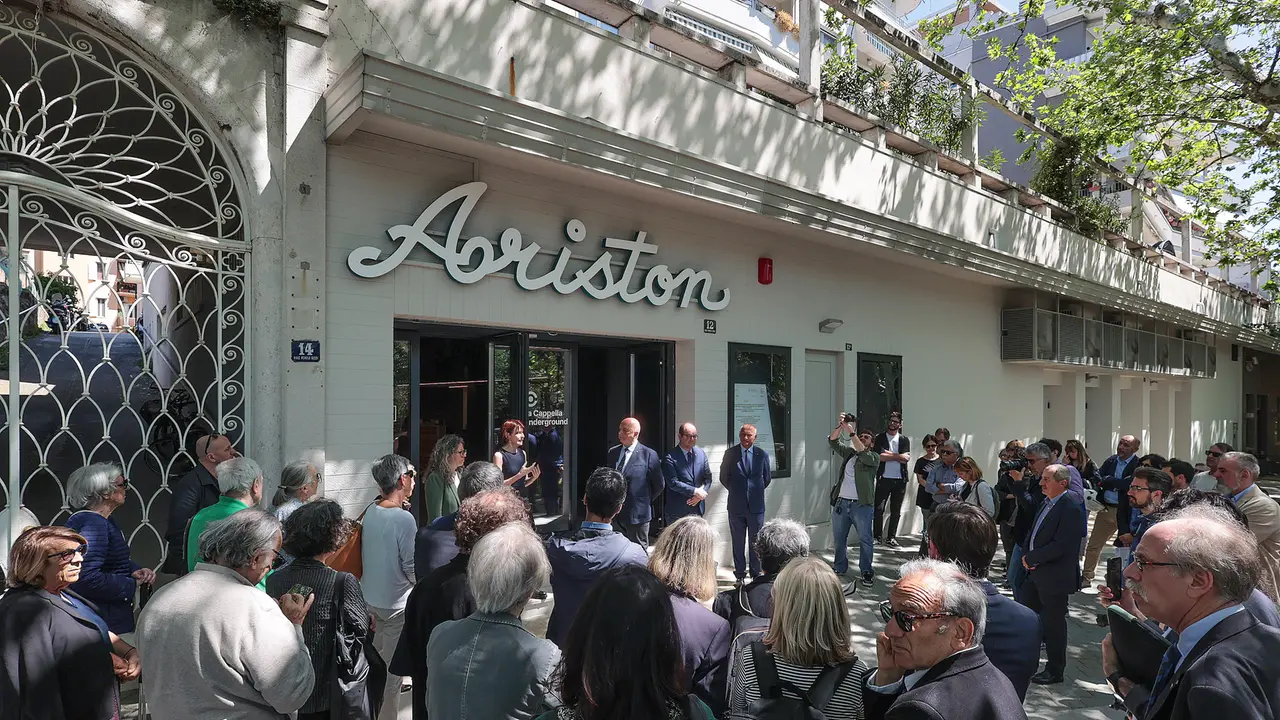 La folla radunatasi in viale Gessi per salutare la conclusione dei lavori per il cinema Ariston. Foto Lasorte