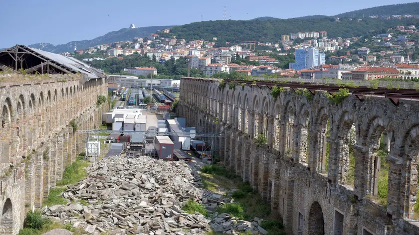 Lo “scheletro” del Silos al cui interno sono stati sistemati i masegni dell’area che ospita il Cirque du Soleil. Foto Bruni