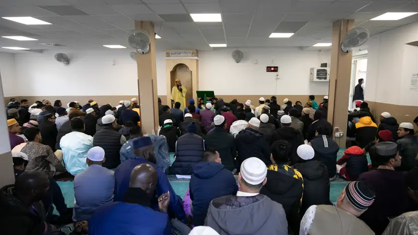 Sopra islamici in preghiera al Darus Salaam, mesi addietro. Di fianco il ritrovo di viale Verdi e sotto la Chiesa ortodossa presente in via 9 Giugno. L’opposizione chiede chiarezza sui luoghi di culto. Foto Bonaventura