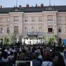 La piazza Transalpina trasformata per l’occasione in un grande teatro lirico all’aperto. Giovedì è andato in scena Il viaggio a Reims di Rossini con la regia di Marin Blaževic e la direzione d’orchestra affidata al direttore dell’orchestra dell’Opera di Lubiana è Marko Hribernik. Foto Bumbaca