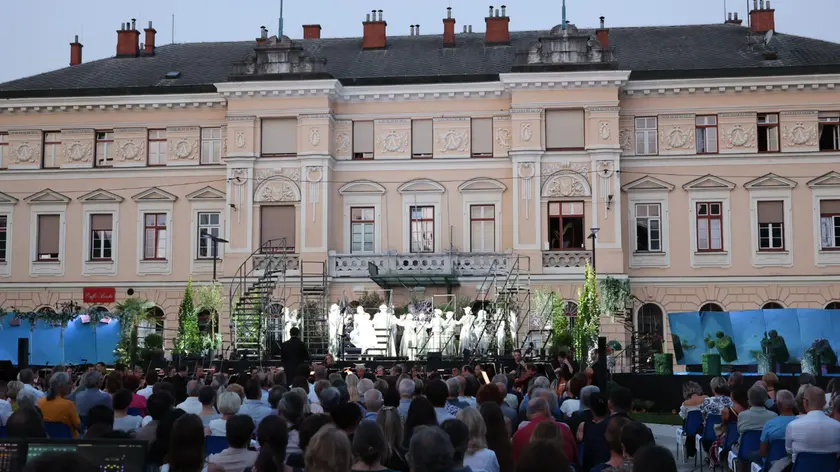 La piazza Transalpina trasformata per l’occasione in un grande teatro lirico all’aperto. Giovedì è andato in scena Il viaggio a Reims di Rossini con la regia di Marin Blaževic e la direzione d’orchestra affidata al direttore dell’orchestra dell’Opera di Lubiana è Marko Hribernik. Foto Bumbaca
