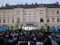 La piazza Transalpina trasformata per l’occasione in un grande teatro lirico all’aperto. Giovedì è andato in scena Il viaggio a Reims di Rossini con la regia di Marin Blaževic e la direzione d’orchestra affidata al direttore dell’orchestra dell’Opera di Lubiana è Marko Hribernik. Foto Bumbaca