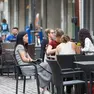 Clienti seduti in uno dei bar in centro a Gorizia: approvato il nuovo regolamento. Foto Tibaldi