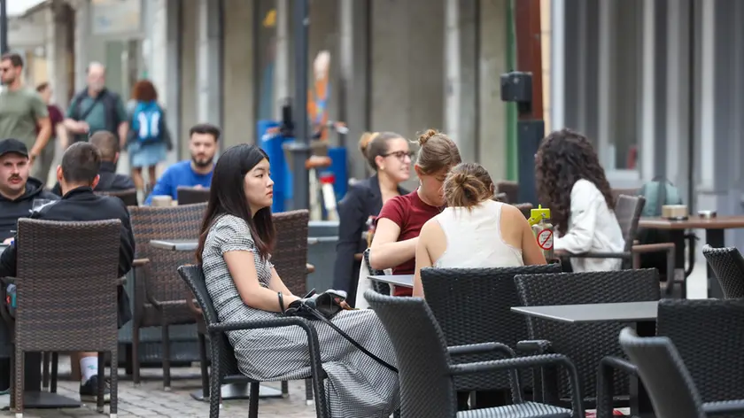 Clienti seduti in uno dei bar in centro a Gorizia: approvato il nuovo regolamento. Foto Tibaldi
