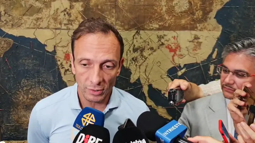 Il presidente della Regione Fvg Fedriga con i giornalisti a margine dell'incontro di venerdì mattina in Regione a Trieste. Foto Lasorte